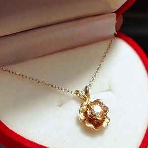 14k Gold Diamond Flower necklace